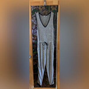 Women’s large grey jumper with pockets.